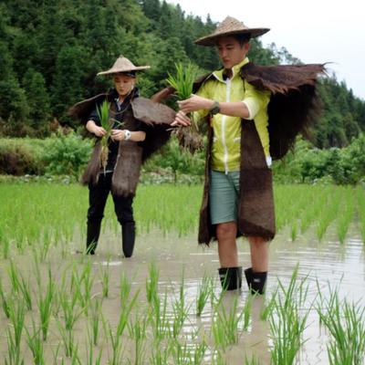 农民雨天干活曾经必穿蓑衣,如今制作它的手艺都快失传了